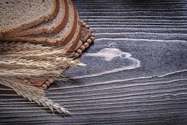 Foto reife roggenweizenohren geschnittenes schwarzbrot-lebensmittel- und getränkekonzept.