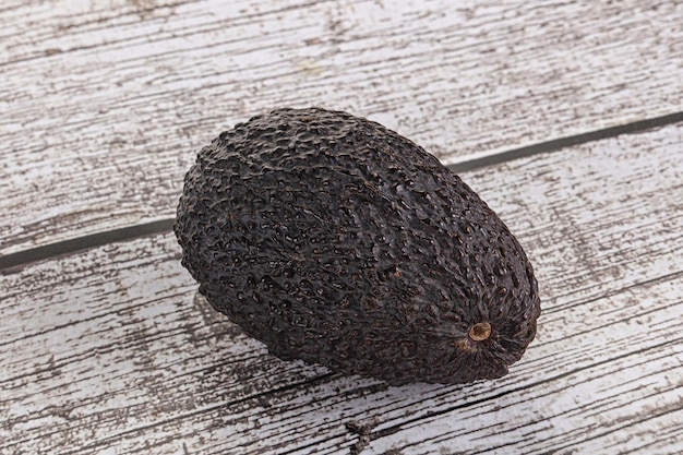 Reife rohe ganze Avocado-Früchte