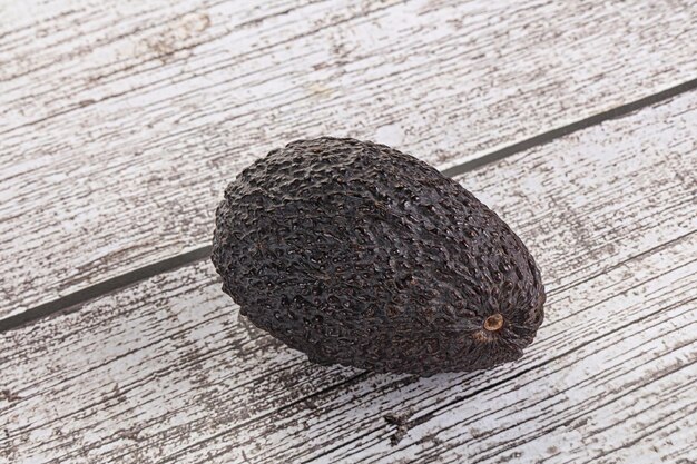 Reife rohe ganze Avocado-Früchte