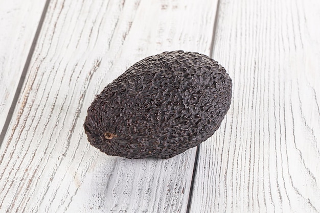 Reife rohe ganze Avocadofrucht