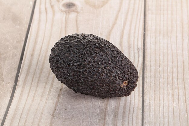 Reife rohe ganze Avocadofrucht