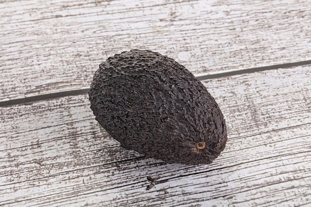 Reife rohe ganze Avocadofrucht
