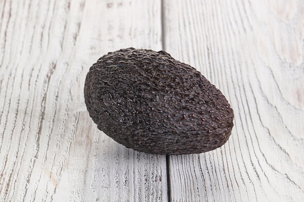 Reife rohe ganze Avocadofrucht