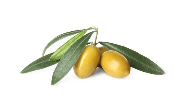 Reife rohe grüne Oliven mit Blättern auf weißem Hintergrund