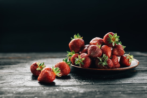 Reife rote Erdbeeren auf einem Holzteller