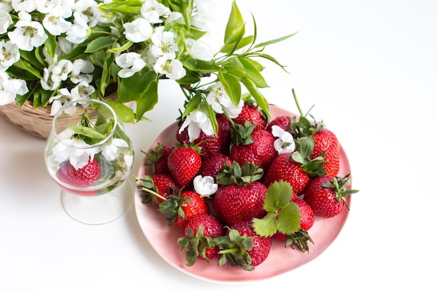 Reife rote Erdbeeren auf einem Teller Sommerernte