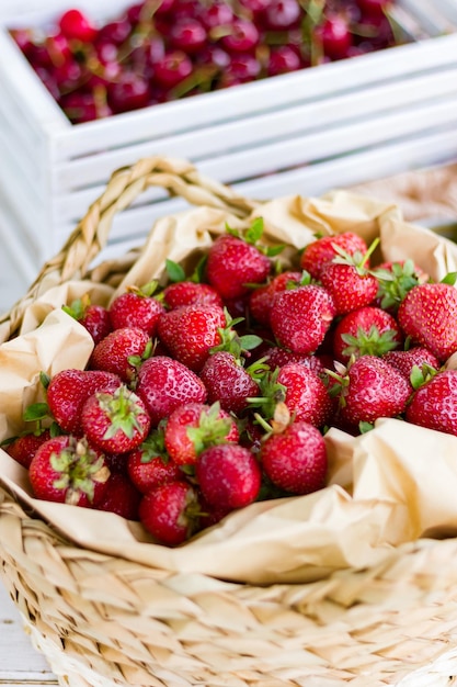 Foto reife rote erdbeeren in einem weidenkorb