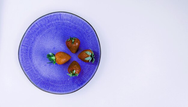 Reife rote Erdbeeren in einer blauen Platte
