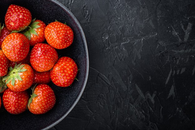 Reife rote Erdbeeren in einer schwarzen Schüssel