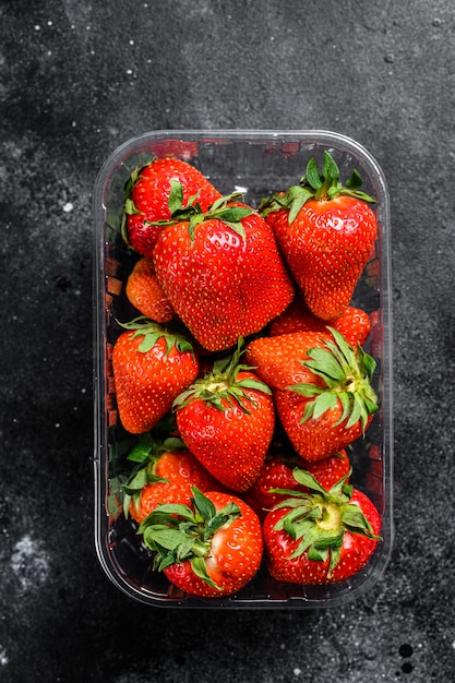 Reife rote Erdbeeren in Plastikverpackung