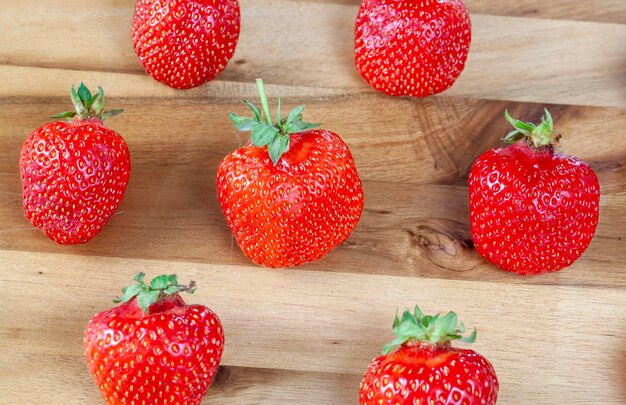 Reife rote Erdbeeren werden zur Herstellung von Desserts rote Erdbeeren in der Küche verwendet