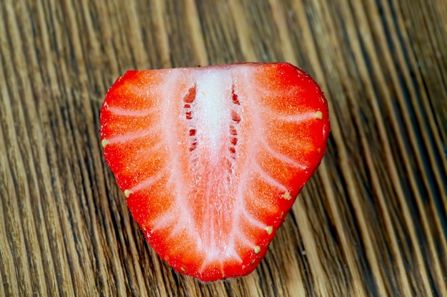 Foto reife rote erdbeeren werden zur herstellung von desserts verwendet