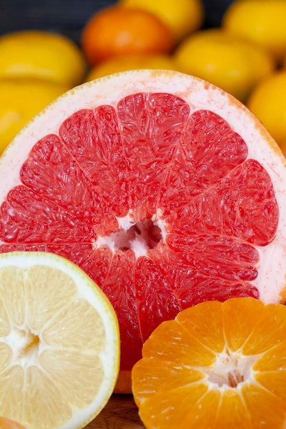 Reife rote Grapefruit geschnitten und in Stücke geschnitten