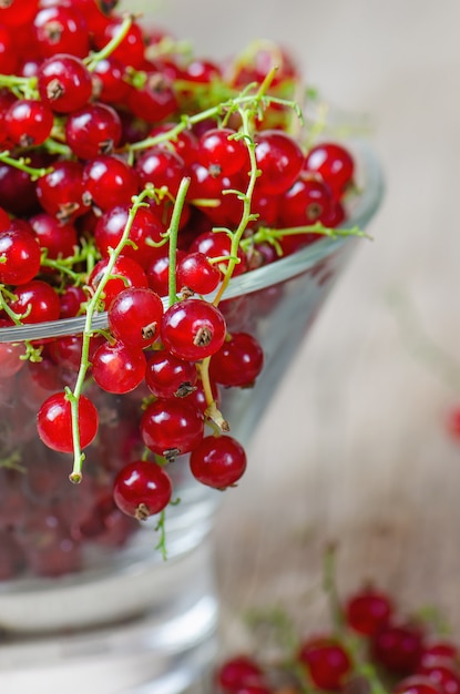 Reife rote Johannisbeere auf hölzernem.