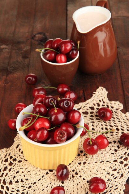 Reife rote Kirschbeeren in Schüssel auf Holztisch