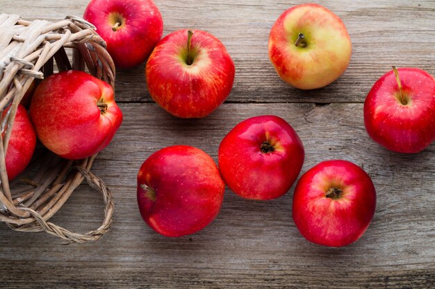 Reife rote Äpfel auf Holztisch.