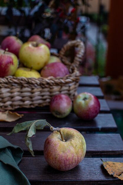 Reife rote Äpfel auf rustikalem Holztisch