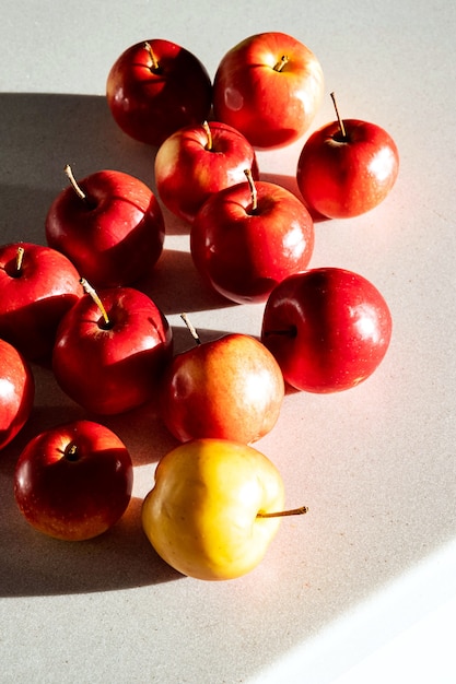 Reife rote Äpfel auf Steintisch