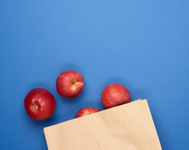 Reife rote Äpfel in einer braunen Papiertüte