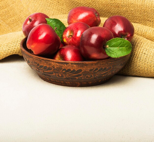 Reife rote Äpfel in einer Schüssel auf dem Tisch