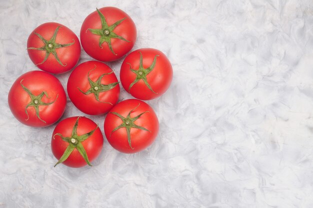 Reife rote Tomaten auf dem Tisch