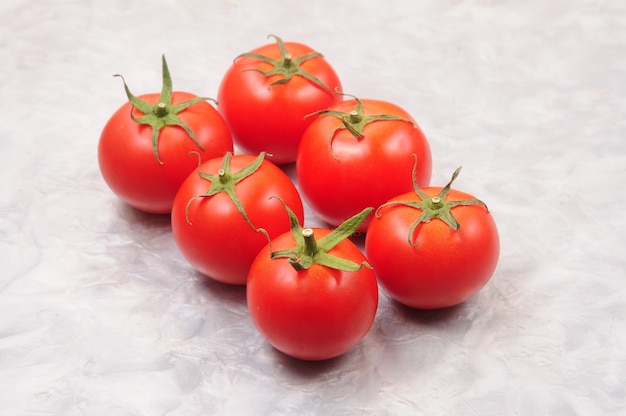 Reife rote Tomaten auf dem Tisch