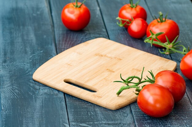 Reife rote Tomaten auf einem hölzernen Hintergrund