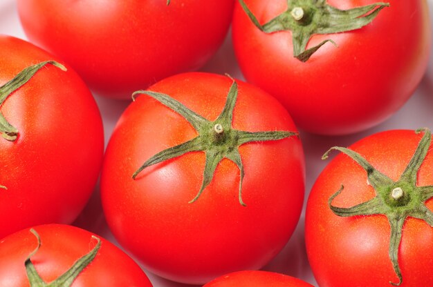 Reife rote Tomaten auf einem Marmortisch