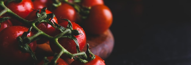 Reife rote Tomaten auf Holztisch