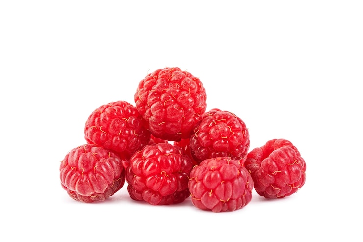Foto reife rote waldhimbeeren ohne blätter isolieren auf weißem hintergrund