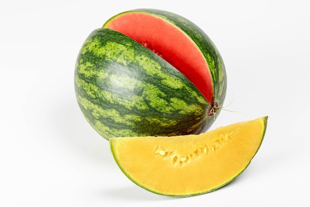 Reife rote Wassermelone mit einem Stück gelber Wassermelone