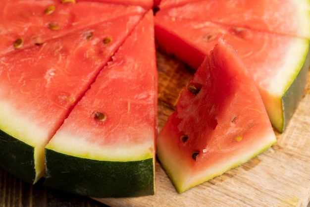 Reife rote Wassermelone zum Essen, in Stücke geschnitten, reifes rotes Wassermelonfleisch