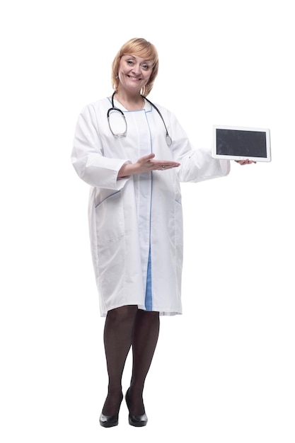 Reife Ärztin in voller Länge mit einer digitalen Tablette