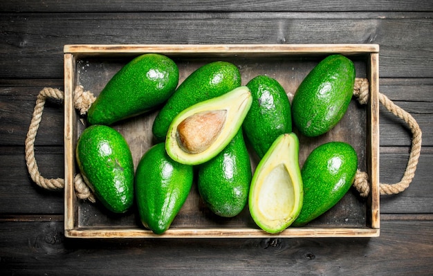 Reife saftige Avocado auf dem alten Dressing