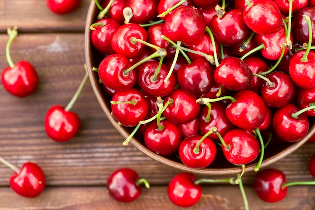 Reife, saftige Beeren, Kirschen in einer Schüssel, frisch gepflückte, reife Kirschen.