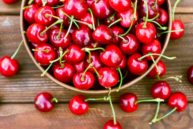 Reife, saftige Beeren, Kirschen in einer Schüssel, frisch gepflückte, reife Kirschen.