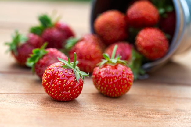 Reife saftige Erdbeeren auf einem Holztisch Gesunde Ernährung reich an Ballaststoffen Vitamine Antioxidantien Vegetarische Kost