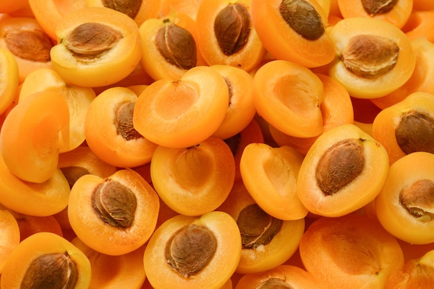 Reife saftige orange Aprikosen schneidet Fruchthintergrund.