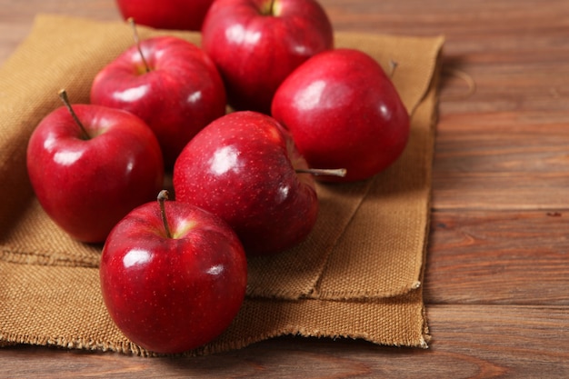 Reife saftige rote Äpfel auf dem Tisch