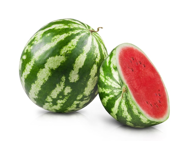 Reife saftige Wassermelone und geschnittene Wassermelonenscheiben isoliert