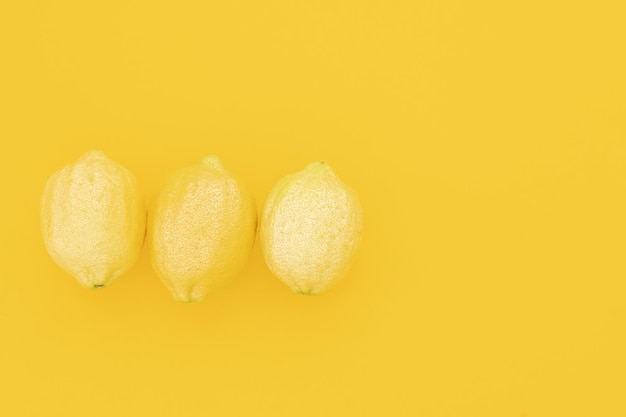 Reife saftige Zitronen Zitronenfrucht Zitrus minimales Konzept Vitamin C Kreativer Sommer minimalistischer Rücken
