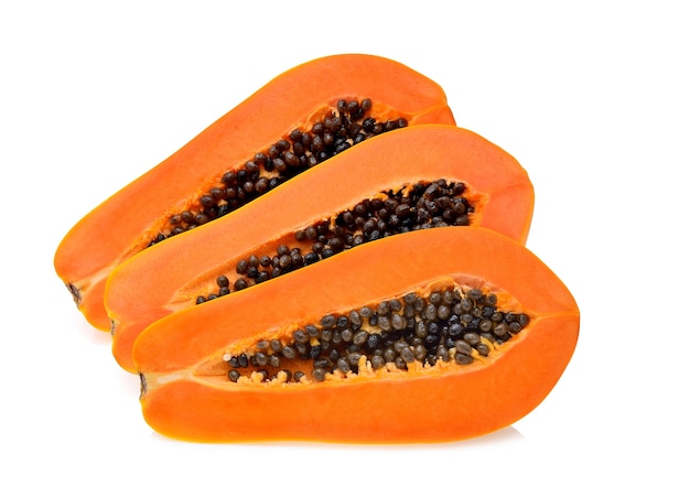 Reife Scheiben Papaya mit Blatt isoliert