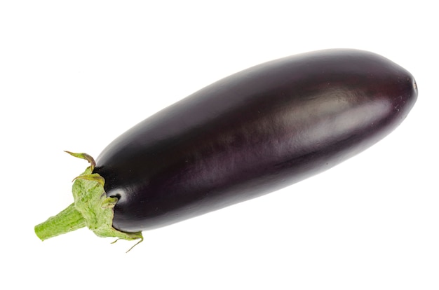 Reife schwarzviolette Aubergine mit grünem Schwanz auf weißem Hintergrund..