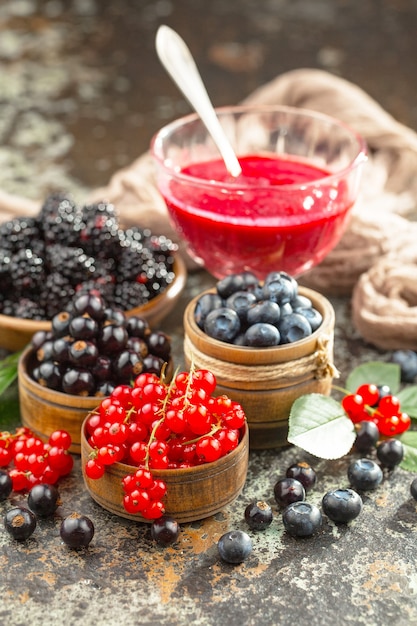 Reife Sommerbeeren in einer Komposition mit Getränken.