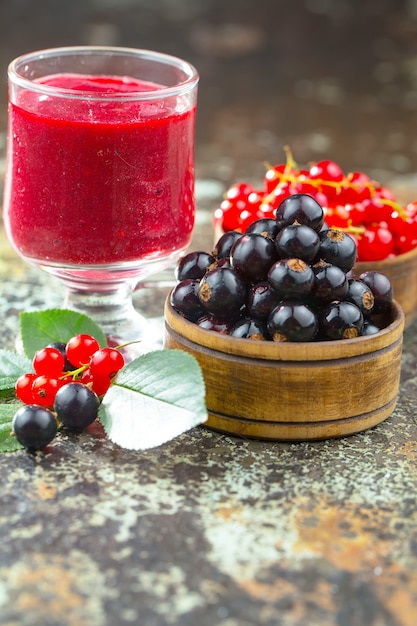 Reife Sommerbeeren in einer Komposition mit Getränken.