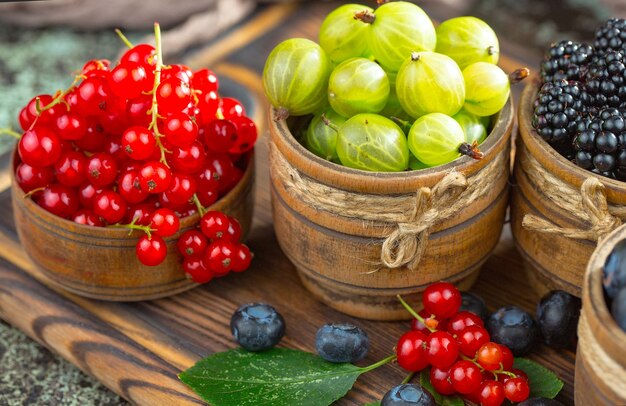 Reife Sommerbeeren in einer Komposition mit Getränken.