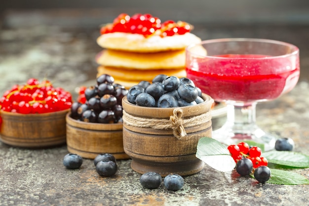 Reife Sommerbeeren in einer Komposition mit Getränken.