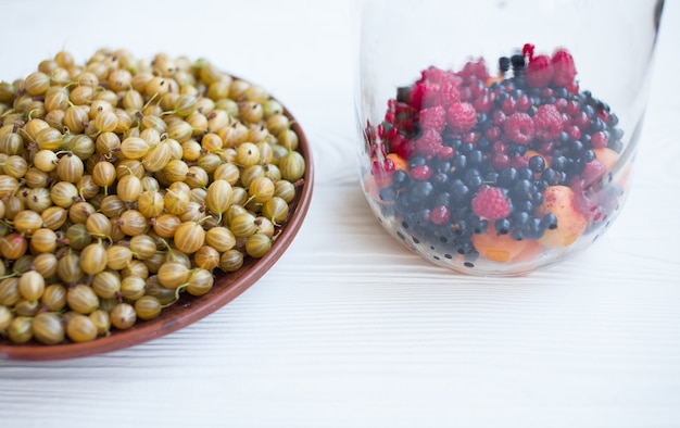 Reife Stachelbeere in einem Teller, Sommerernte von Beeren