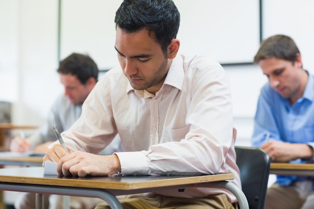 Reife Studenten, die Kenntnisse im Klassenzimmer nehmen