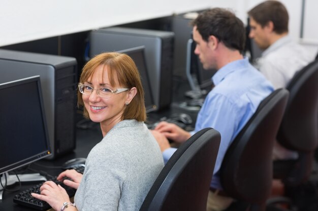 Reife Studenten im Computerraum